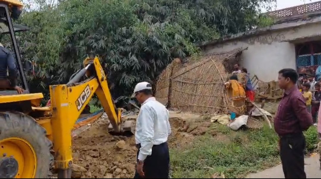 नहर पटरी से अतिक्रमण हटाने पहुंचा सिंचाई विभाग, महिलाओं का विरोध, जेसीबी से हटाई गईं झोपड़ियां