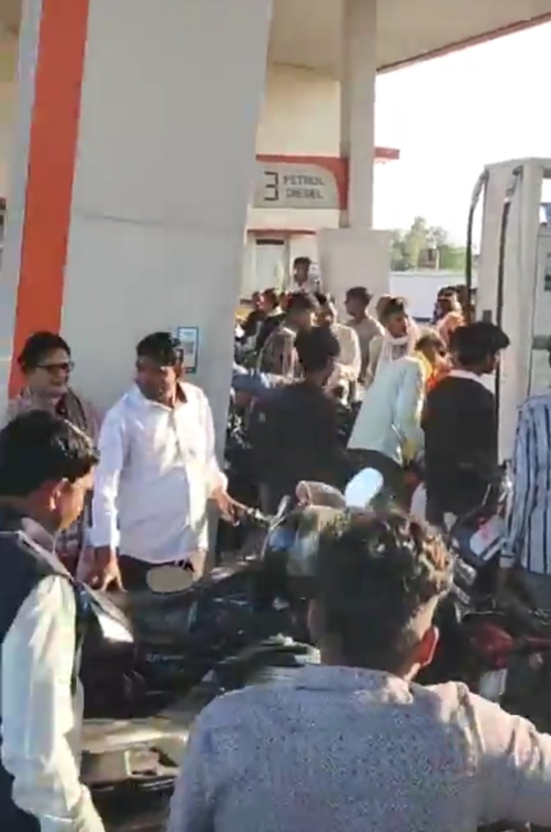 अफवाह से मचा पेट्रोल संकट का माहौल, पंपों पर उमड़ी भीड़ से हालात बेकाबू