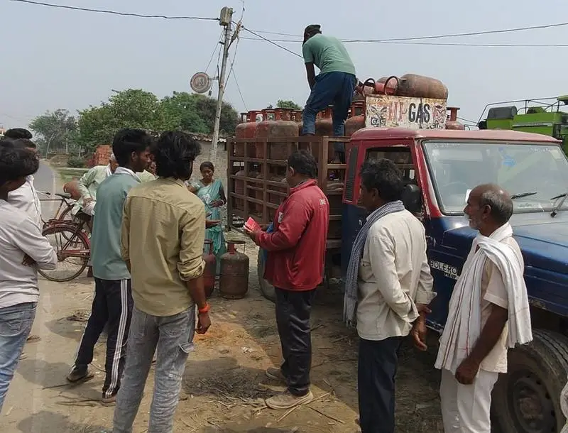 दुस्साहस: होम डिलीवरी के दौरान गैस सिलेंडर चोरी कर बदमाश फरार, गांव में मचा हड़कंप