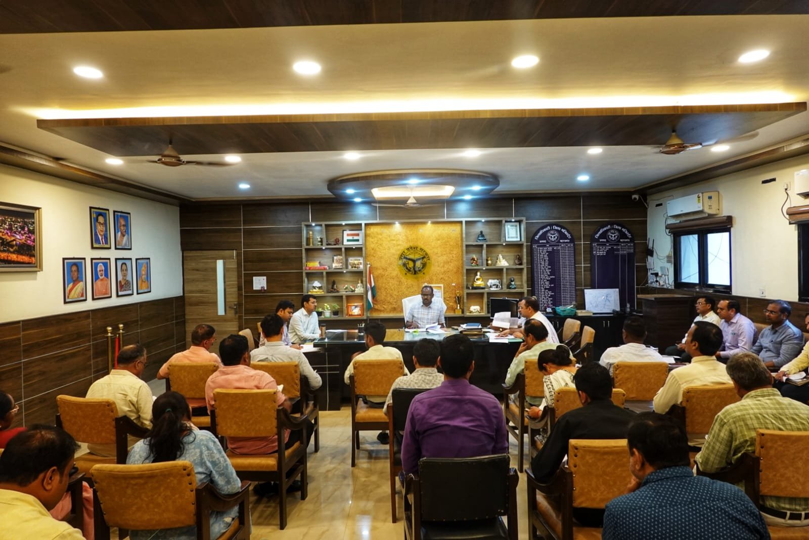 अपूर्ण मनरेगा कार्यों को शीघ्र पूरा कराने को लेकर जिलाधिकारी ने की समीक्षा बैठक