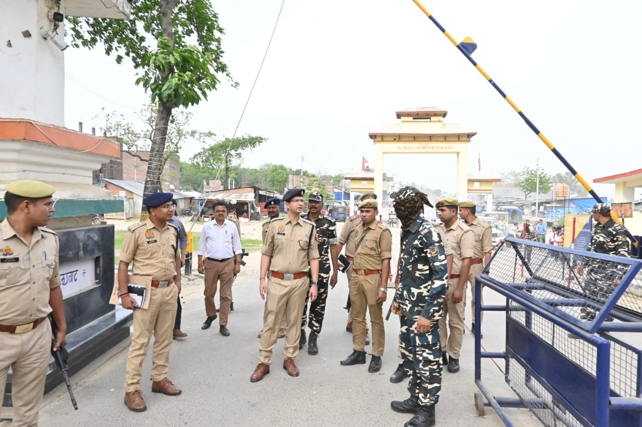 एसपी ने भारत-नेपाल सीमा पर सुरक्षा का लिया जायजा, थाना निचलौल का किया औचक निरीक्षण