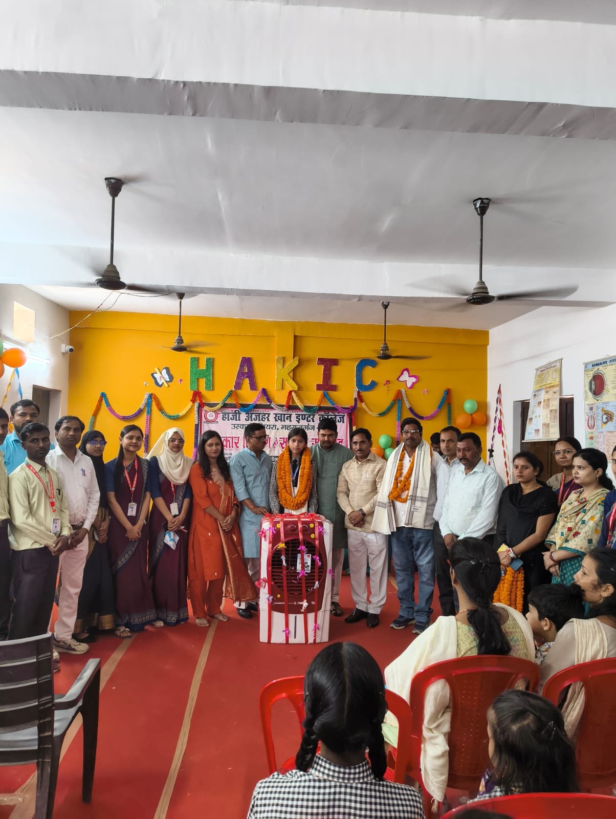 मेधावियों के सम्मान से गूंजा विद्यालय का स्थापना दिवस, आंशी गुप्ता को मिला ‘कूलर’