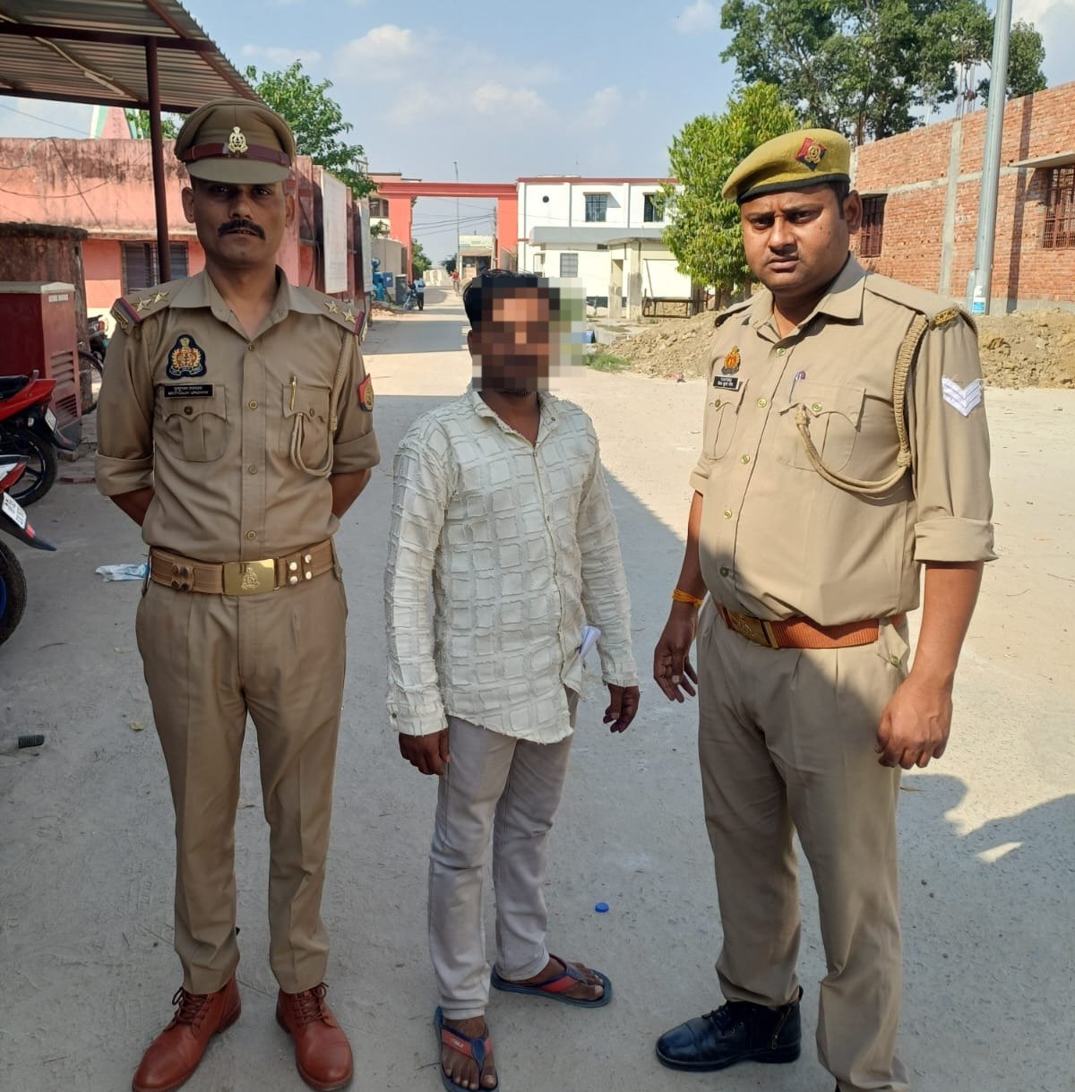 पनियरा पुलिस ने वांछित अभियुक्त को किया गिरफ्तार