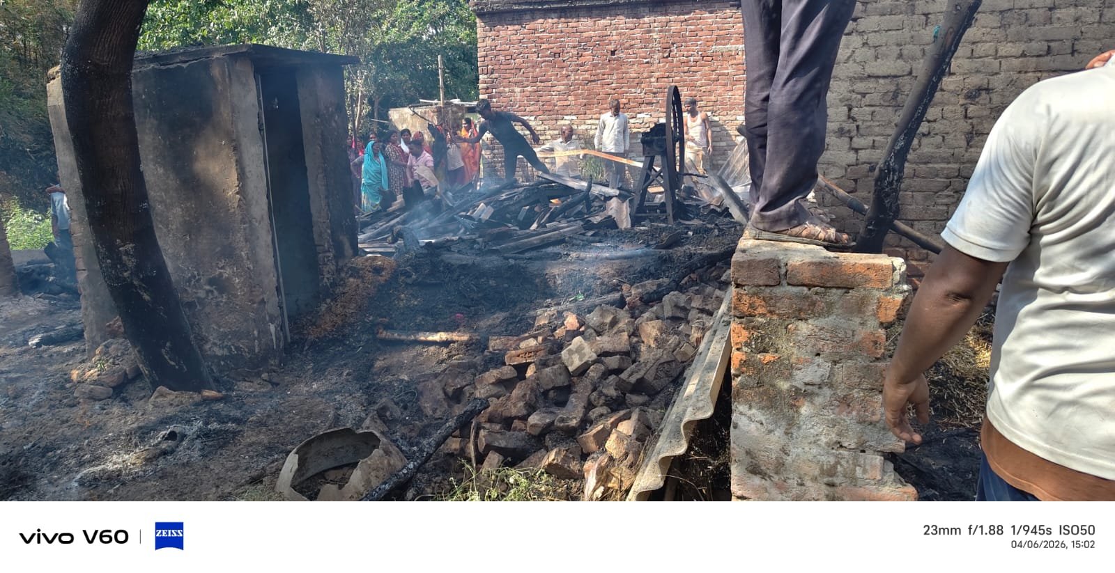 भीषण आग में दो दर्जन बकरियां व एक भैंस जली, कई घरों का सामान राख