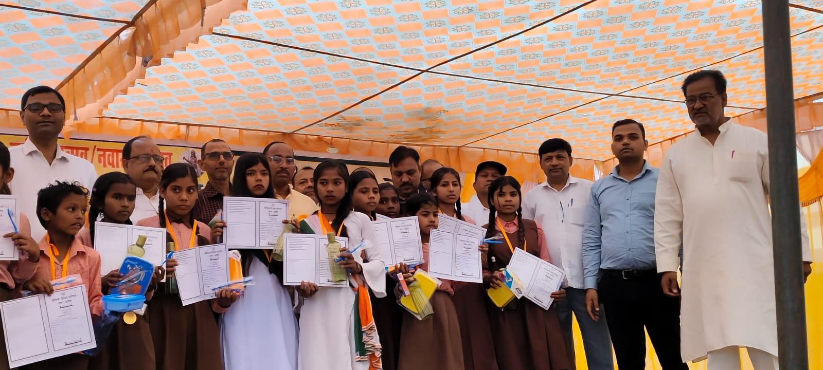 स्कूल चलो अभियान रैली का शुभारंभ, मेधावी छात्र हुए सम्मानित