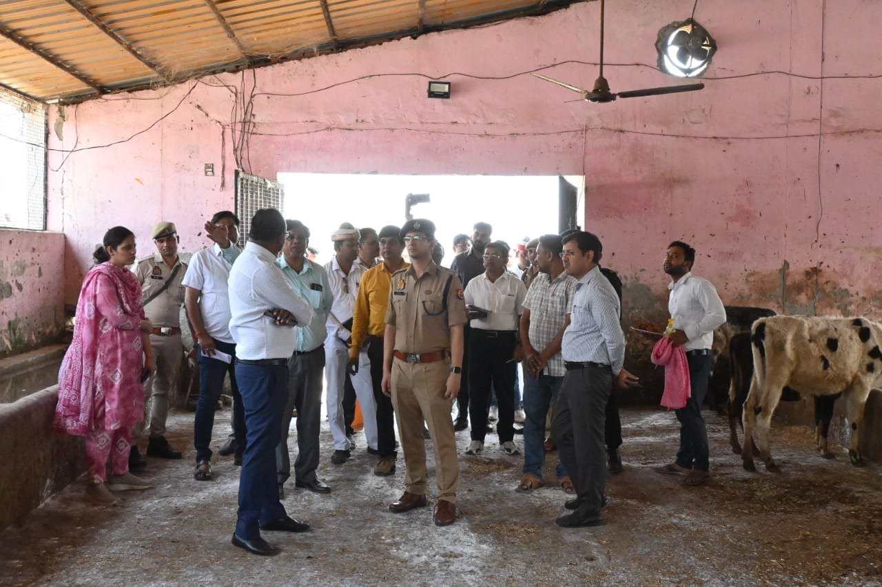 डीएम संतोष कुमार शर्मा ने गोसदन मधवलिया का किया निरीक्षण, अव्यवस्थाओं पर जताई नाराजगी