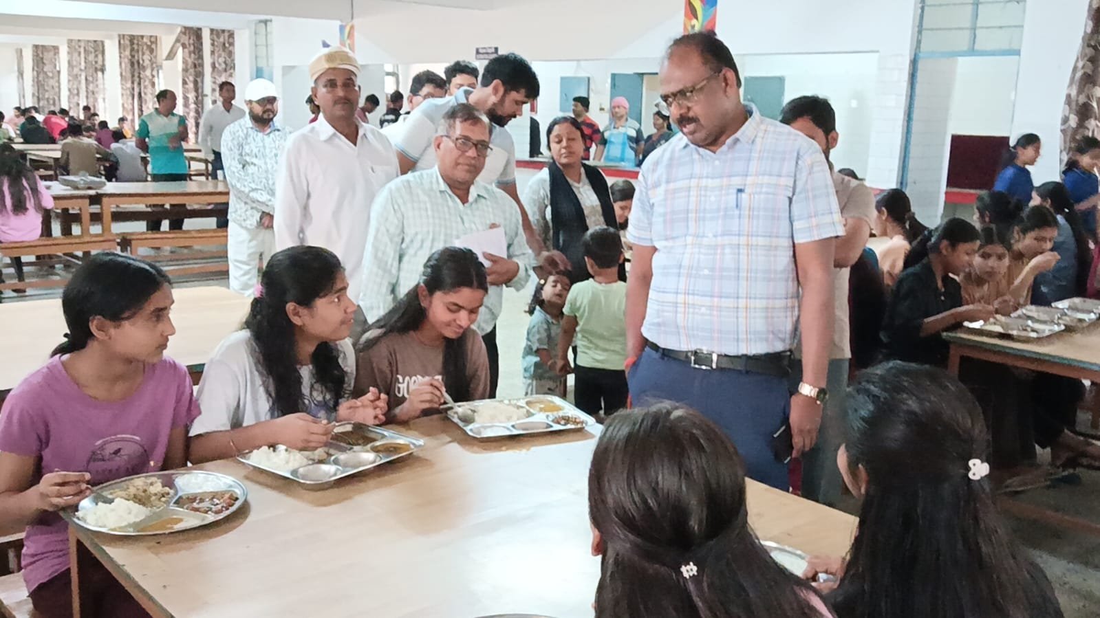 जिलाधिकारी ने नवोदय विद्यालय में किया मिड-डे मील का निरीक्षण, बच्चों संग बैठकर किया भोजन