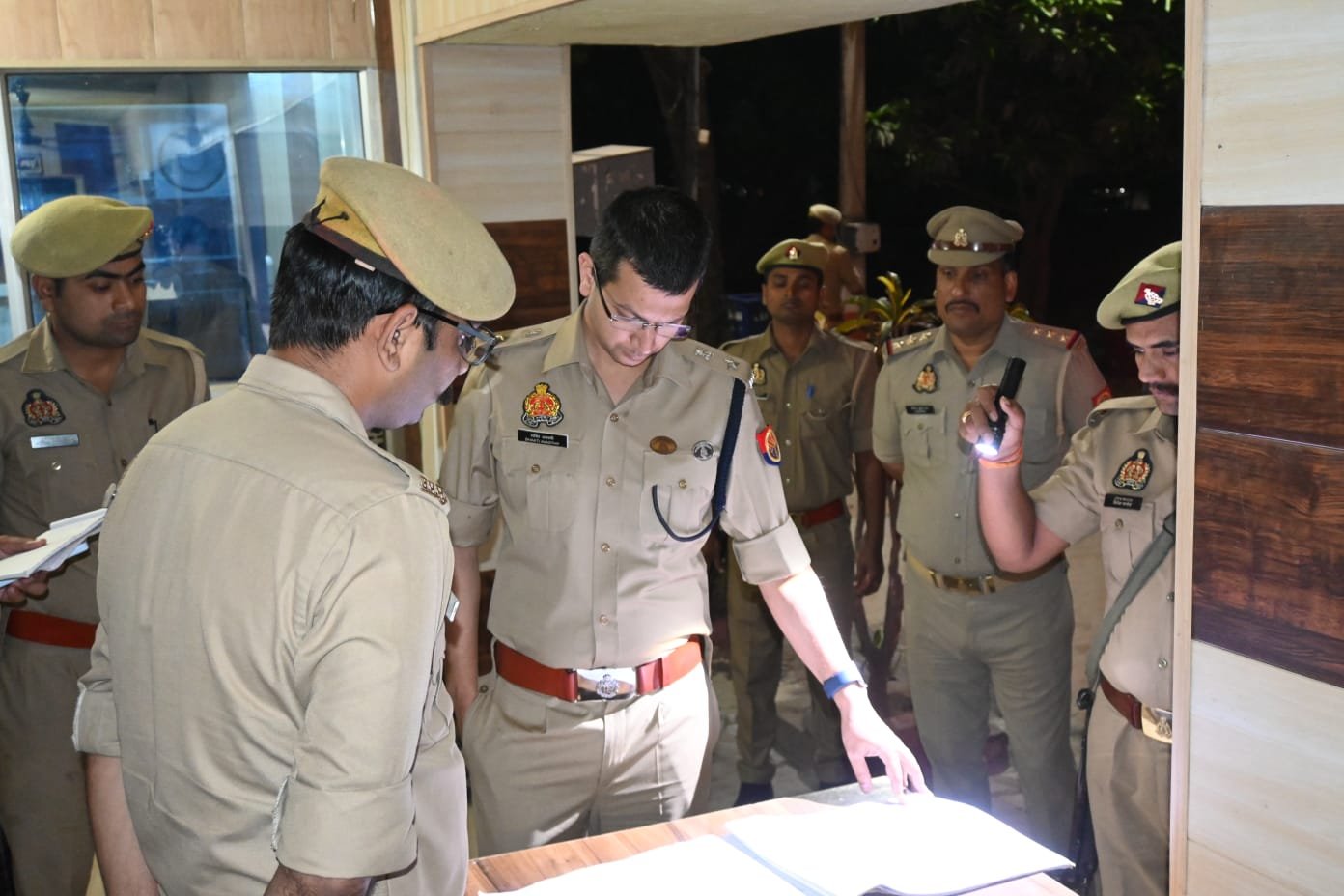 फरेन्दा कोतवाली में औचक निरीक्षण , लापरवाही पर दरोगा सस्पेंड, कई पर जांच के आदेश