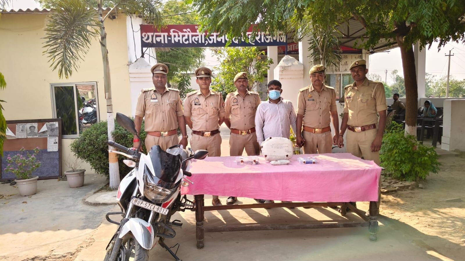 तमंचा, गांजा और बाइक के साथ तस्कर दबोचा, नशे के नेटवर्क की परतें खुलने के आसार