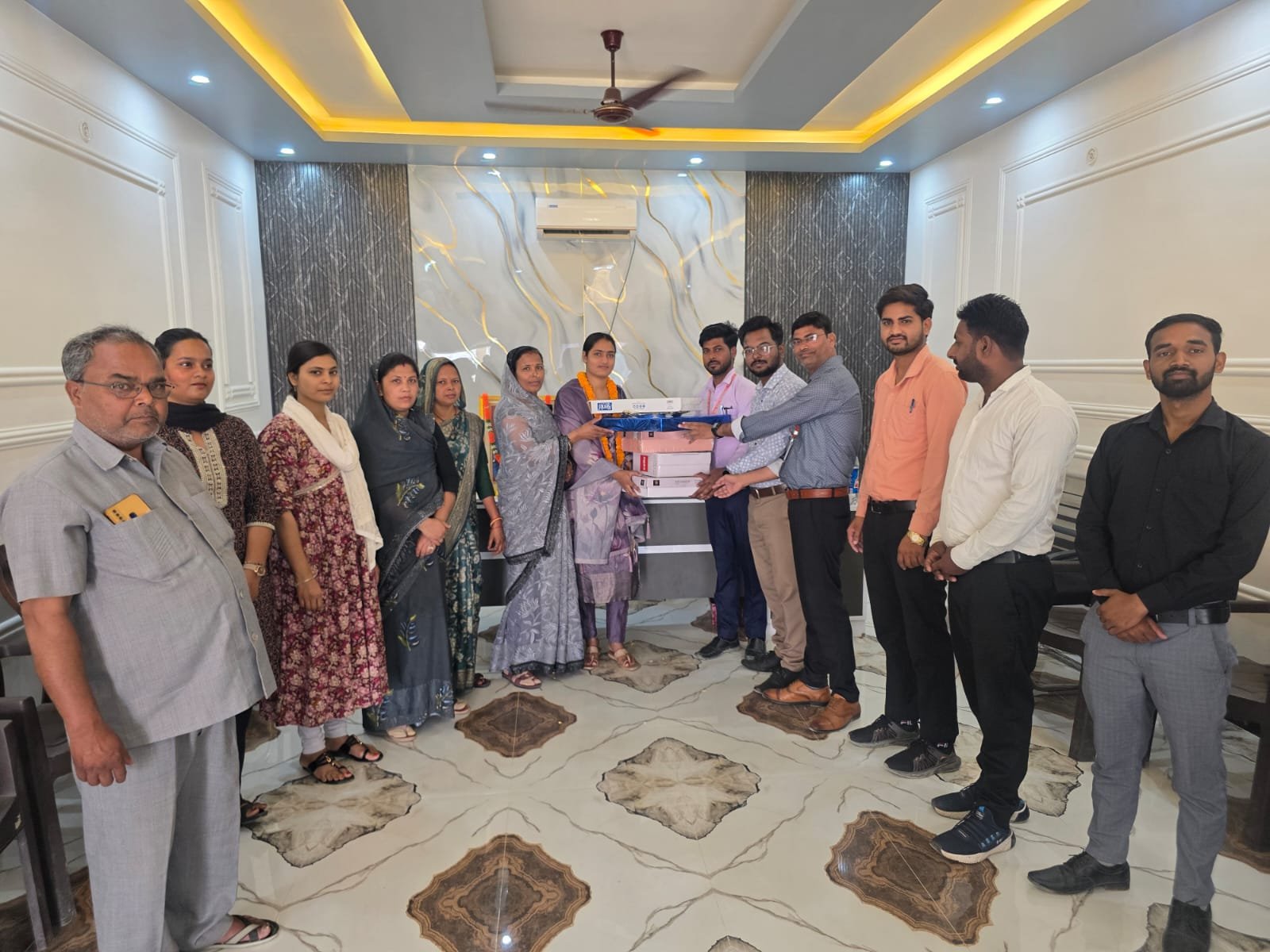 इंपीरियल इंटरमीडिएट कॉलेज में अंबेडकर जयंती धूमधाम से मनाई, सेवानिवृत्त शिक्षिका श्वेता मैम को भावभीनी विदाई