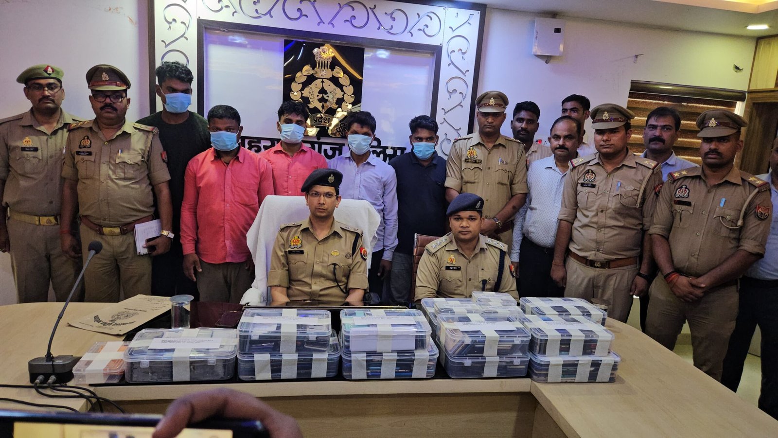 कंबल के बदले मोबाइल लेकर साइबर ठगी करने वाला गिरोह बेनकाब, 5 शातिर गिरफ्तर