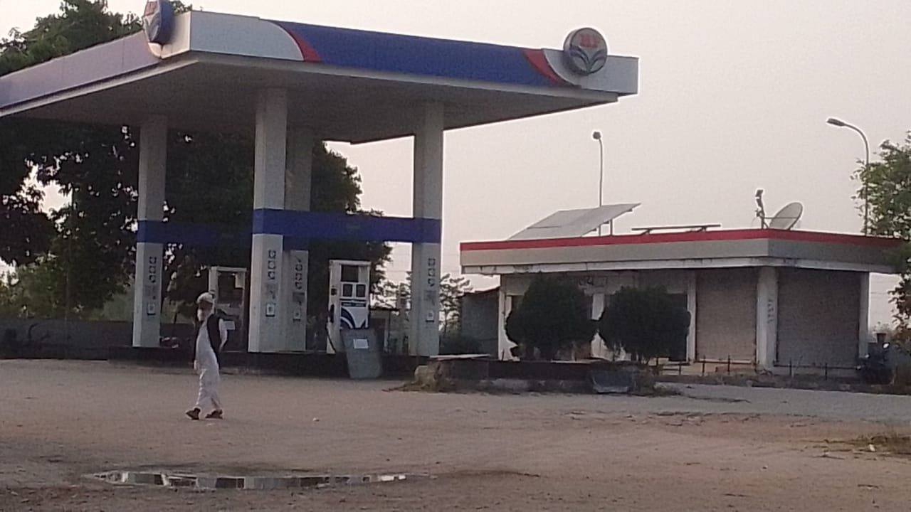 पेट्रोल पंप पर रात के अंधेरे में कालाबाजारी का आरोप, डीएम से गोपनीय जांच की मांग