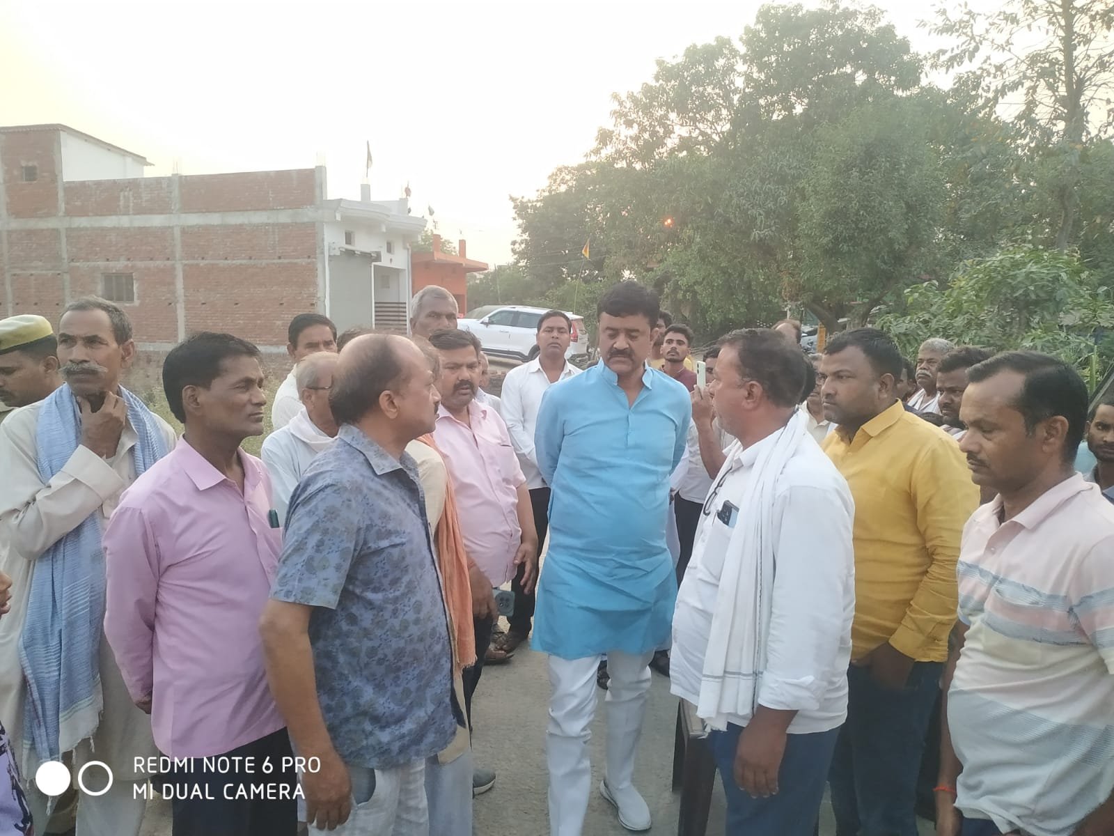 रेलवे ढाला पर पासिंग मार्ग की मांग को लेकर उबाल, ग्रामीणों ने किया प्रदर्शन