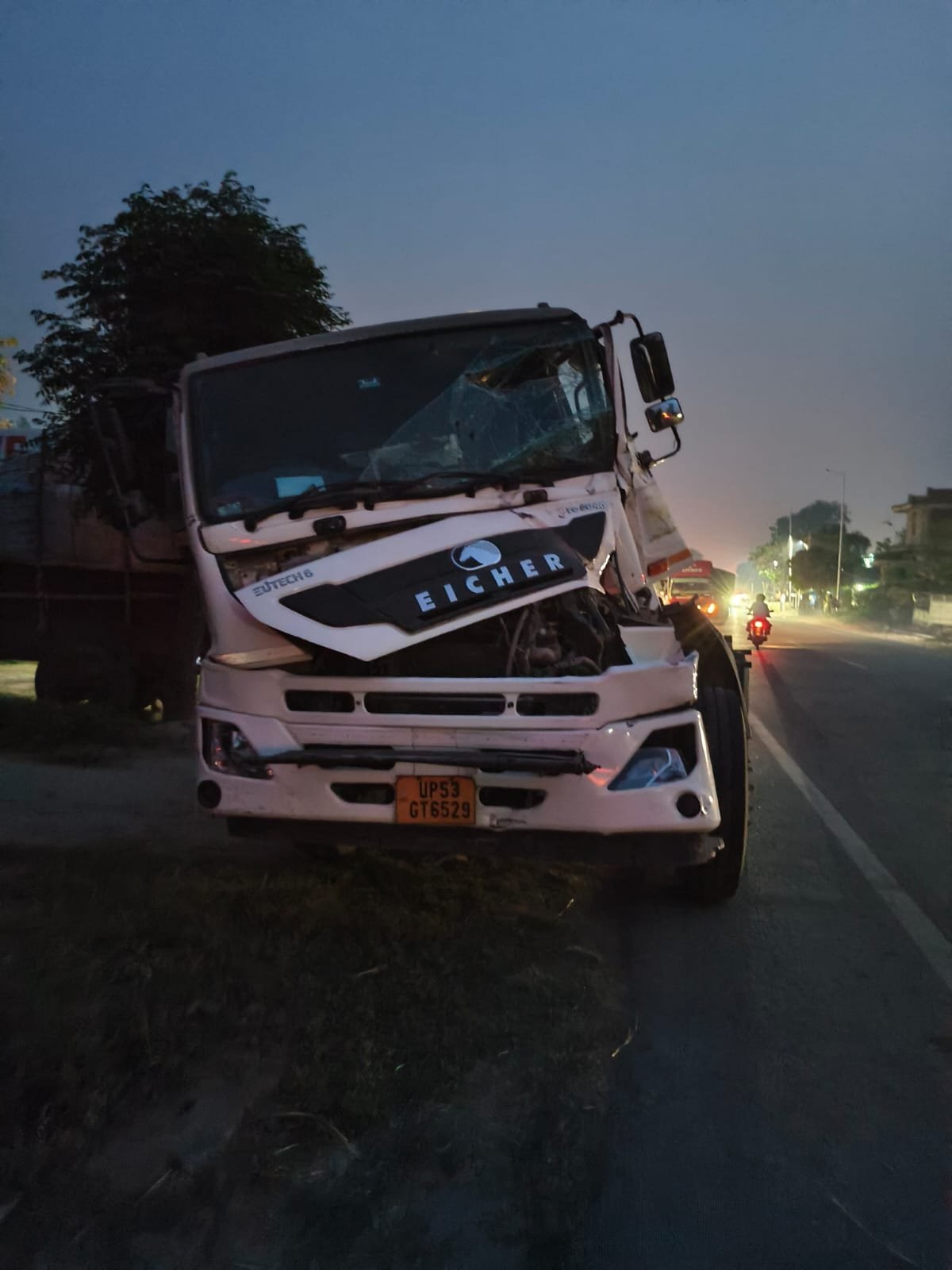 ट्रेलर-कम्बाइन की टक्कर से टूटा बिजली पोल, परतावल में आपूर्ति ठप