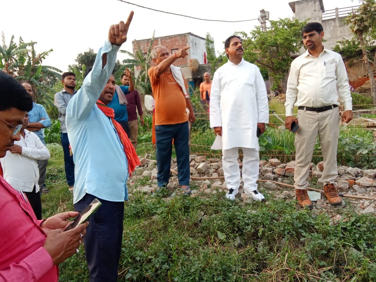झूलते तारों ने बढ़ाया खतरा, 63 केवीए ट्रांसफार्मर पर ओवरलोड से ग्रामीणों में रोष
