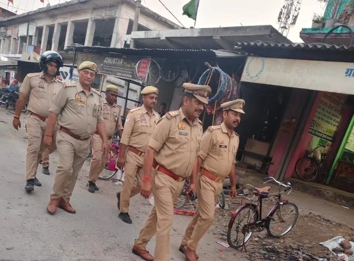 भिटौली पुलिस की सिसवा मुंशी चौराहे पर पैदल गश्त, संदिग्ध वाहनों की जांच