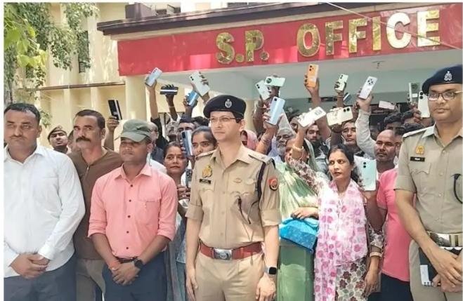 101 गुम मोबाइल लौटाकर महराजगंज पुलिस ने जीता भरोसा, करीब 30 लाख की संपत्ति सुरक्षित वापस