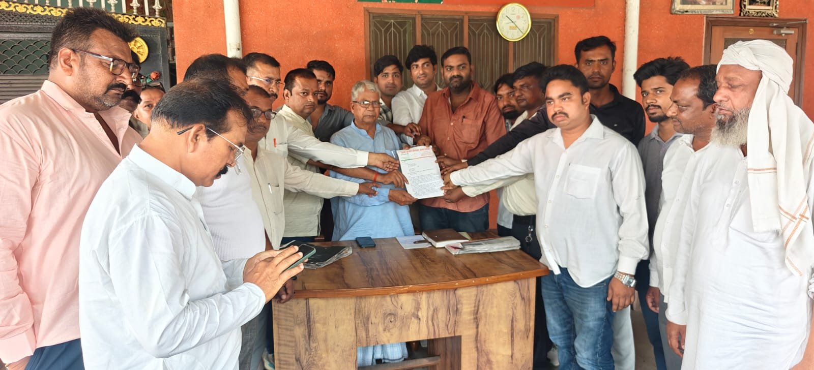 त्रिस्तरीय पंचायतों का कार्यकाल बढ़ाने की मांग तेज, प्रधान संगठन ने सौंपा ज्ञापन