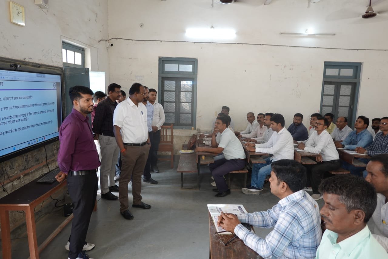 जनगणना प्रशिक्षण का डीएम ने किया निरीक्षण, लापरवाही पर सख्त कार्रवाई के निर्देश