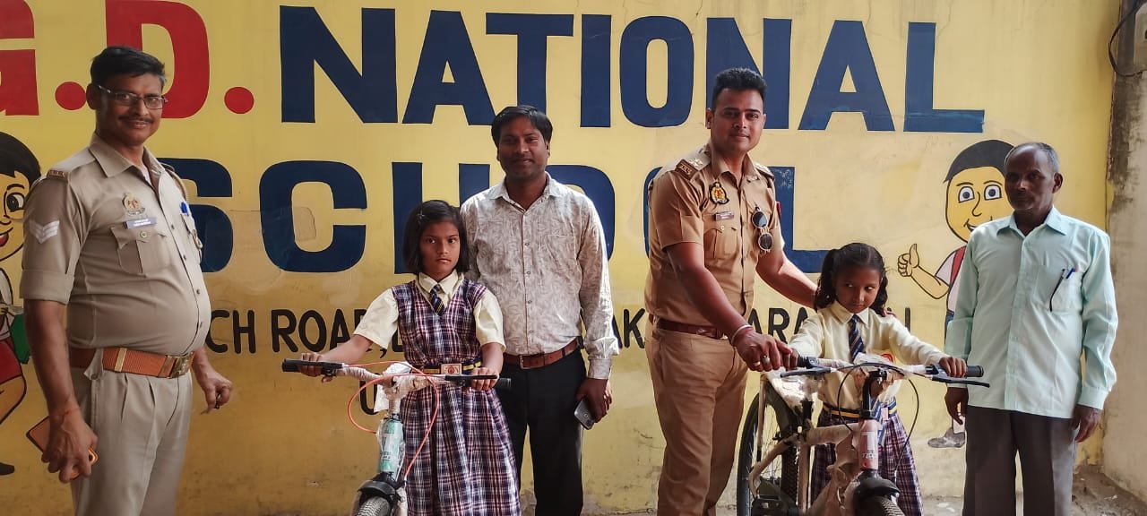 जी.डी. नेशनल स्कूल के जरूरतमंद छात्रों को मिली साइकिल, चेहरे पर दिखी खुशी