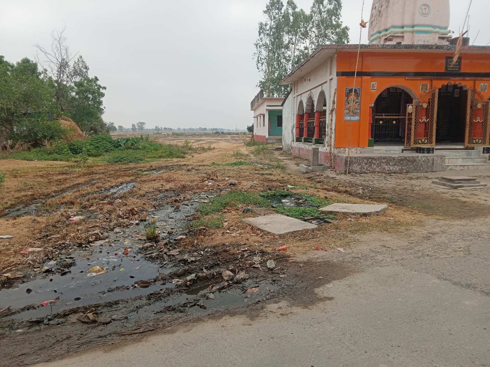नाली जाम से दुर्गा मंदिर क्षेत्र बेहाल, बदबू से श्रद्धालु भी परेशान