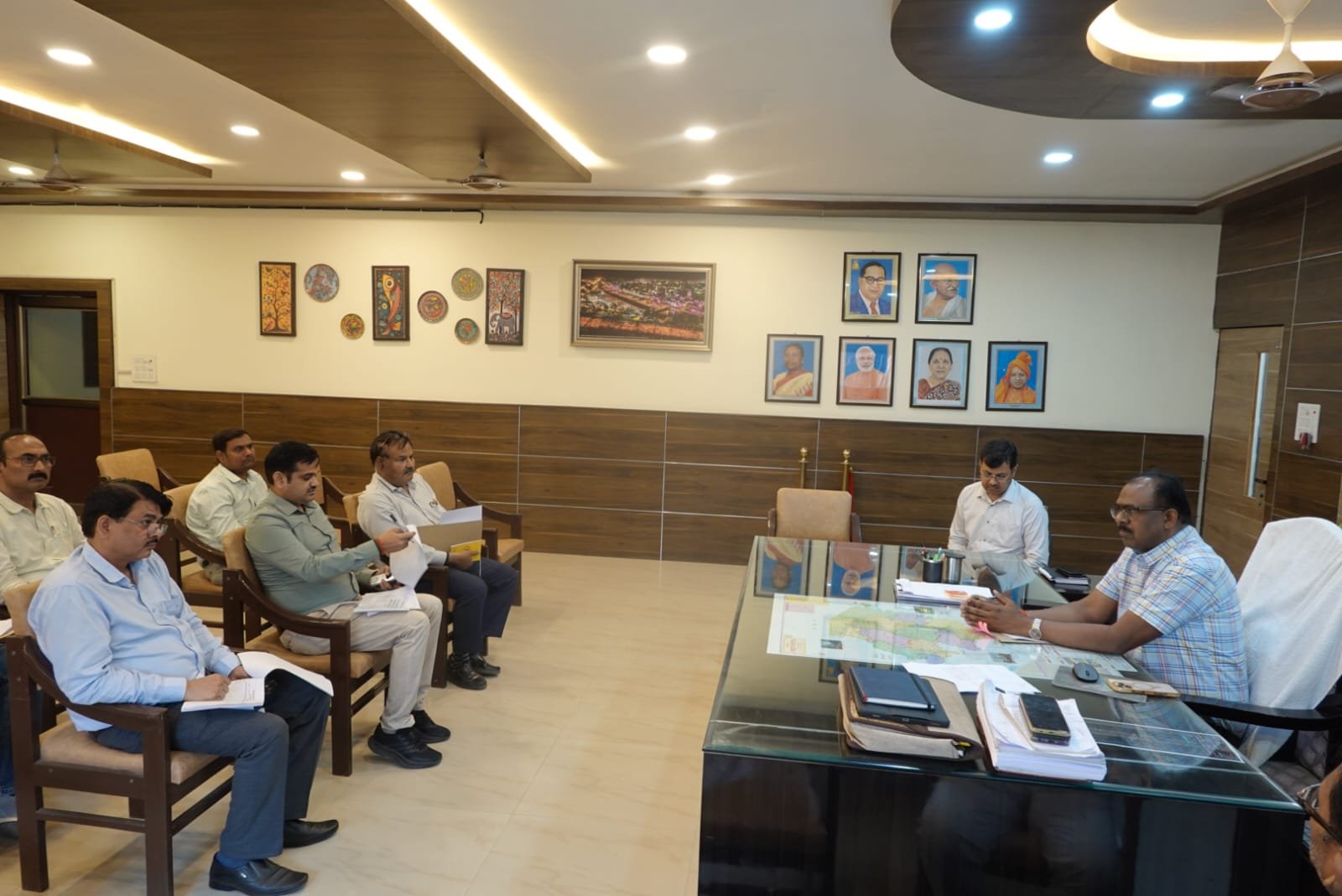 स्कूलों के ऊपर से गुजर रहे विद्युत तार हटाने के निर्देश, शिकायत निस्तारण पर डीएम सख्त