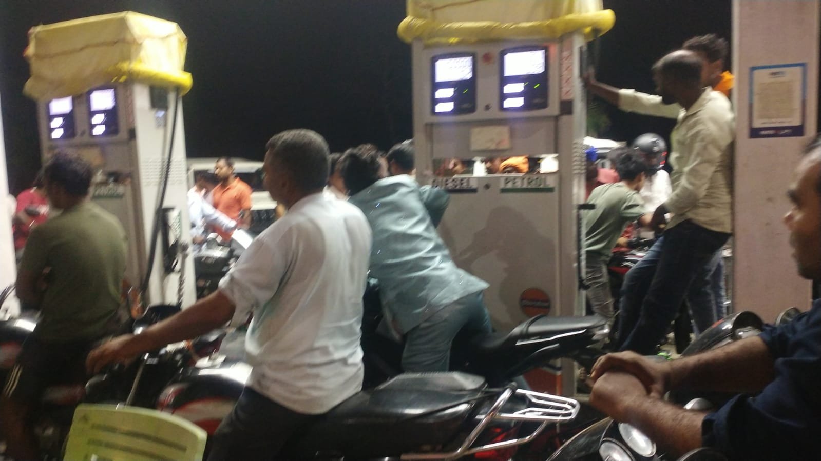 पकड़ी बिशुनपुर चौराहा पर स्थित इंडियन ऑयल पंप पर तेल&nbsp; के लिए उमड़ी भीड़, घंटों जाम जैसे हालात