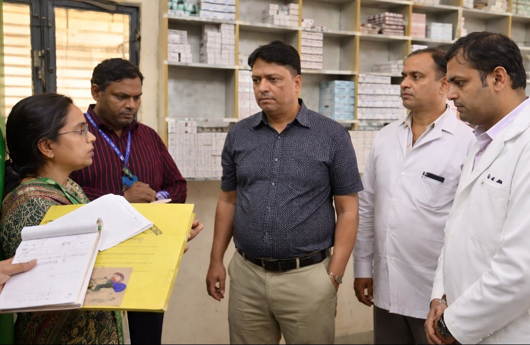 सीएचसी परतावल में औचक निरीक्षण, खामियों पर भड़कीं निदेशक, सुधार के सख्त निर्देश