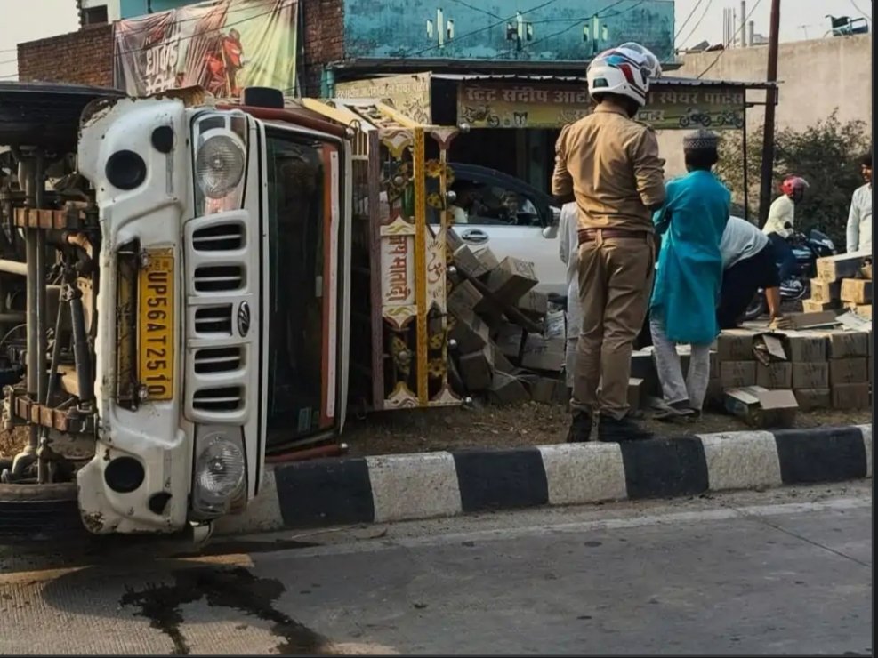 टायर फटने से तेल लदी पिकअप पलटी, बड़ा हादसा टला