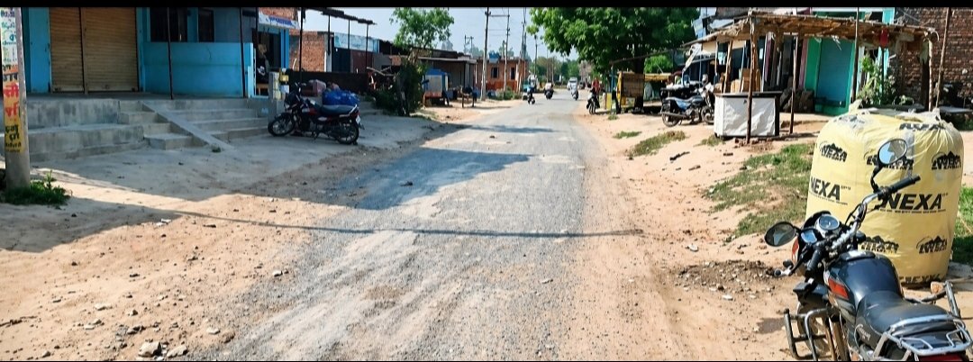 सिसवा मुंशी चौराहे की जर्जर सड़क बनी मुसीबत, हादसों का बढ़ा खतरा