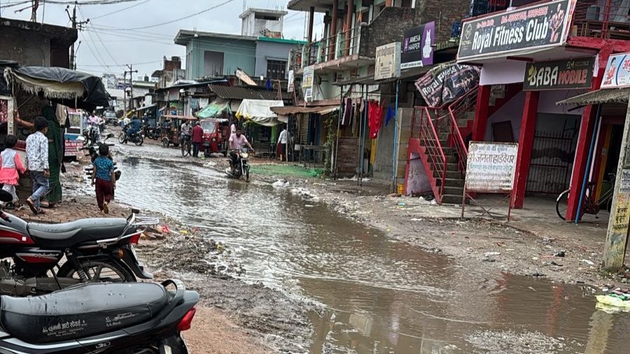 पहली बारिश में ही तालाब बना सिसवा मुंशी चौराहा, जलजमाव से राहगीर परेशान