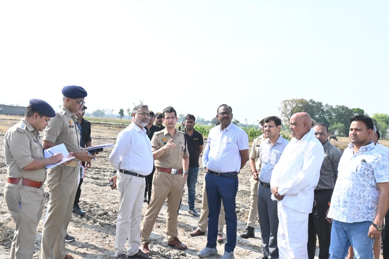 सीएम योगी के प्रस्तावित आगमन को लेकर प्रशासन अलर्ट, डीएम व एसपी ने कार्यक्रम स्थल का किया निरीक्षण