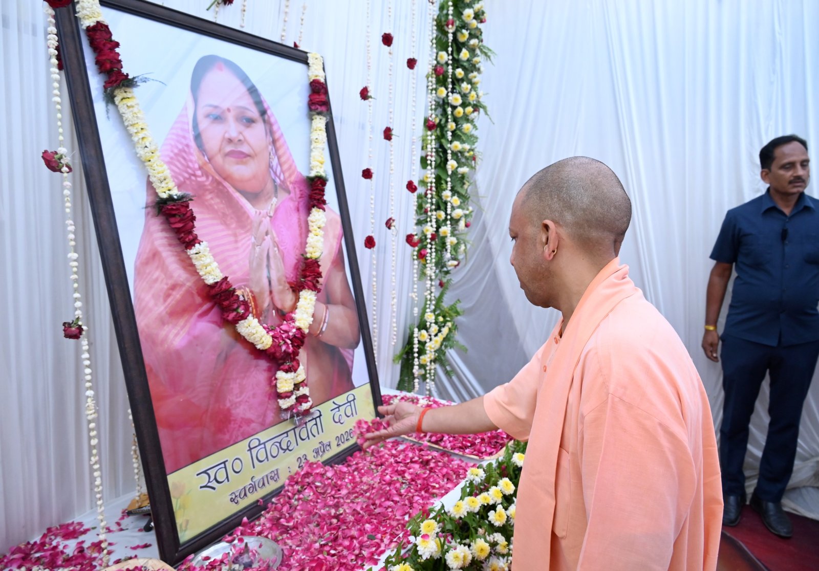 पिपरा बाबू पहुंचे मुख्यमंत्री योगी, सिसवा विधायक की पत्नी को दी भावभीनी श्रद्धांजलि