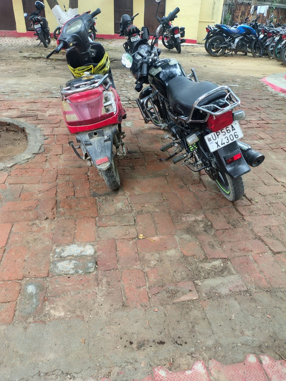 नाबालिग ने मोबाइल पर चढ़ाई बाइक, सड़क पर हंगामा