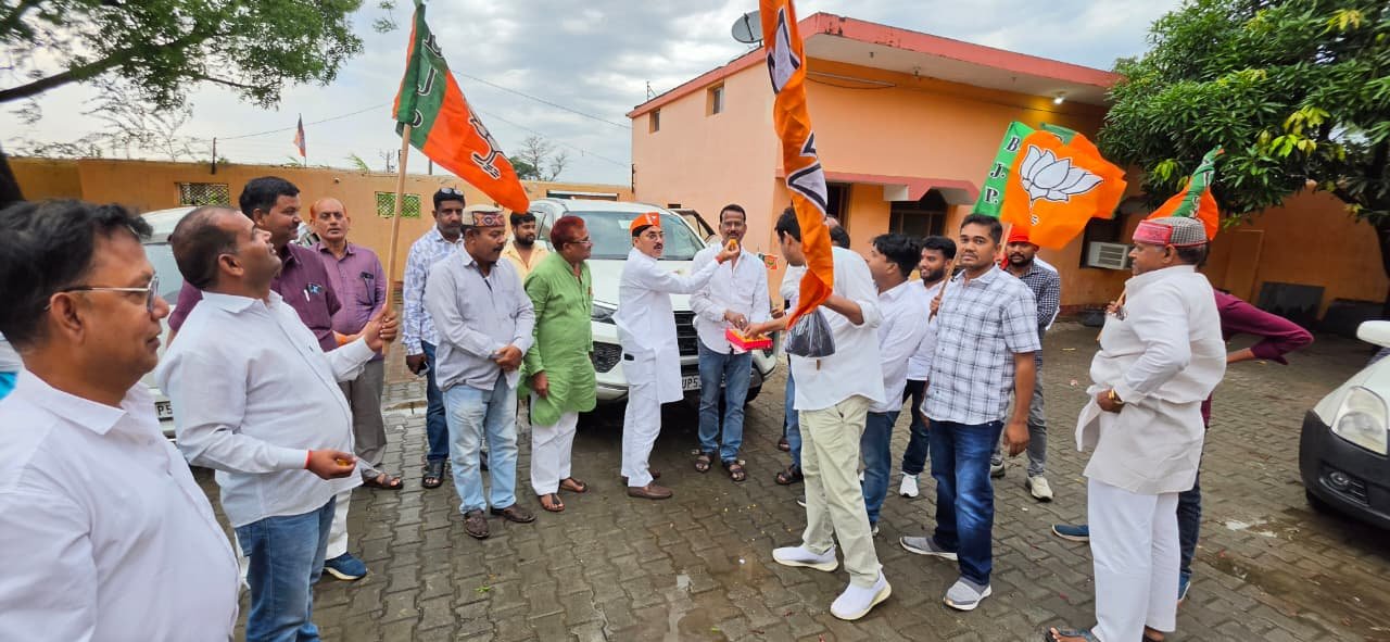 भाजपा की जीत पर फरेन्दा में जश्न, कार्यकर्ताओं ने फोड़े पटाखे और बांटी मिठाई