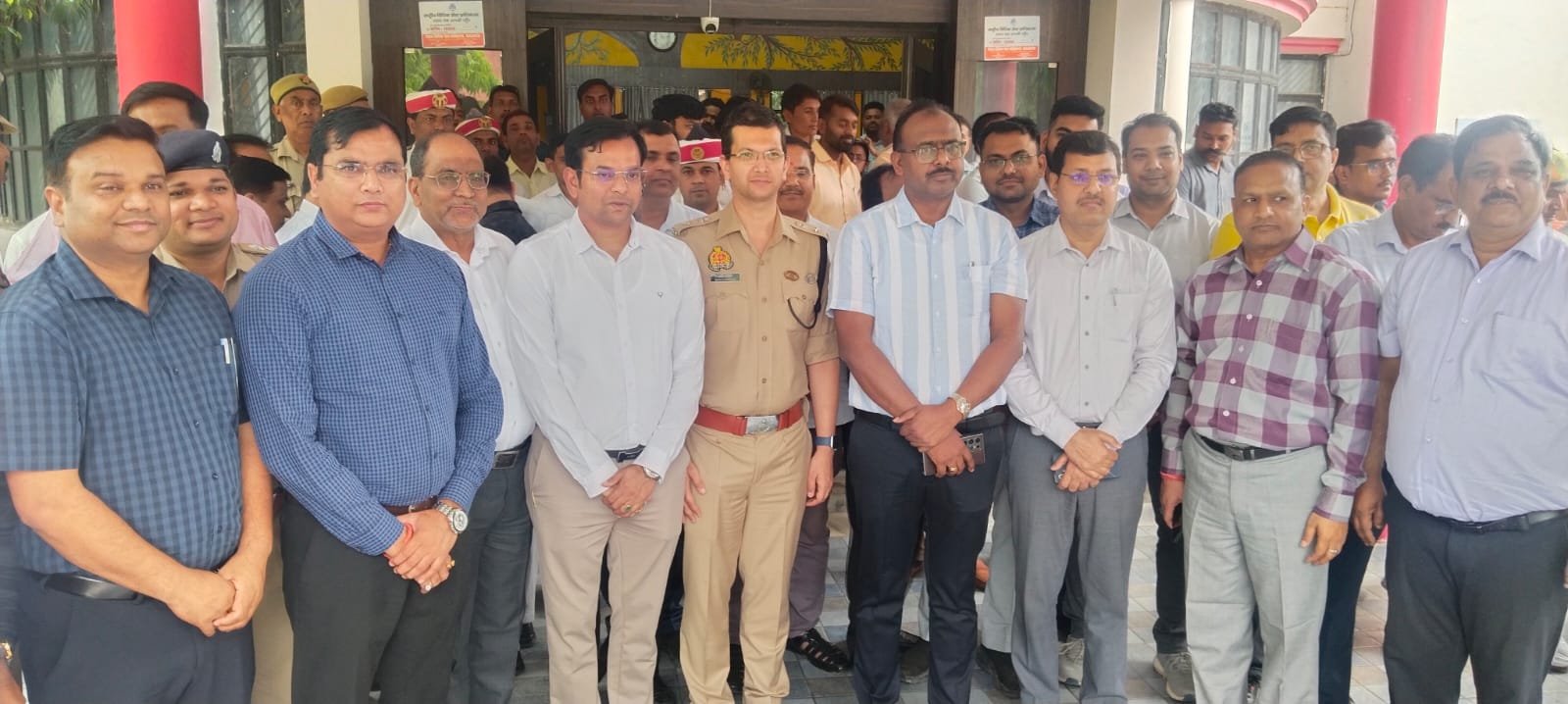 डीएम संतोष कुमार शर्मा को भावभीनी विदाई, अधिकारियों ने सराहा व्यक्तित्व व कार्यशैली