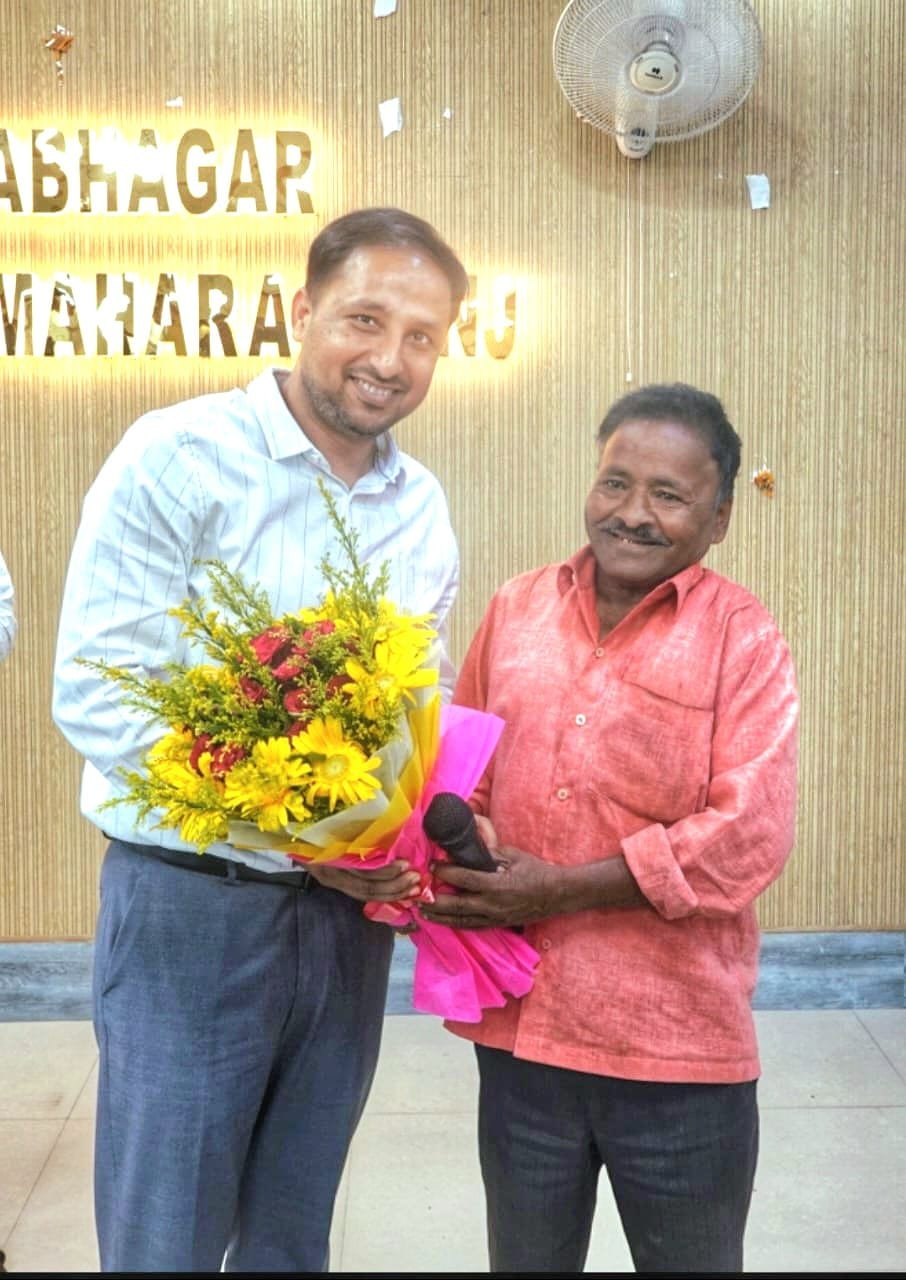 आते ही जिलाधिकारी का दिखा मानवीय चेहरा, नजारत चपरासी को किया सम्मानित