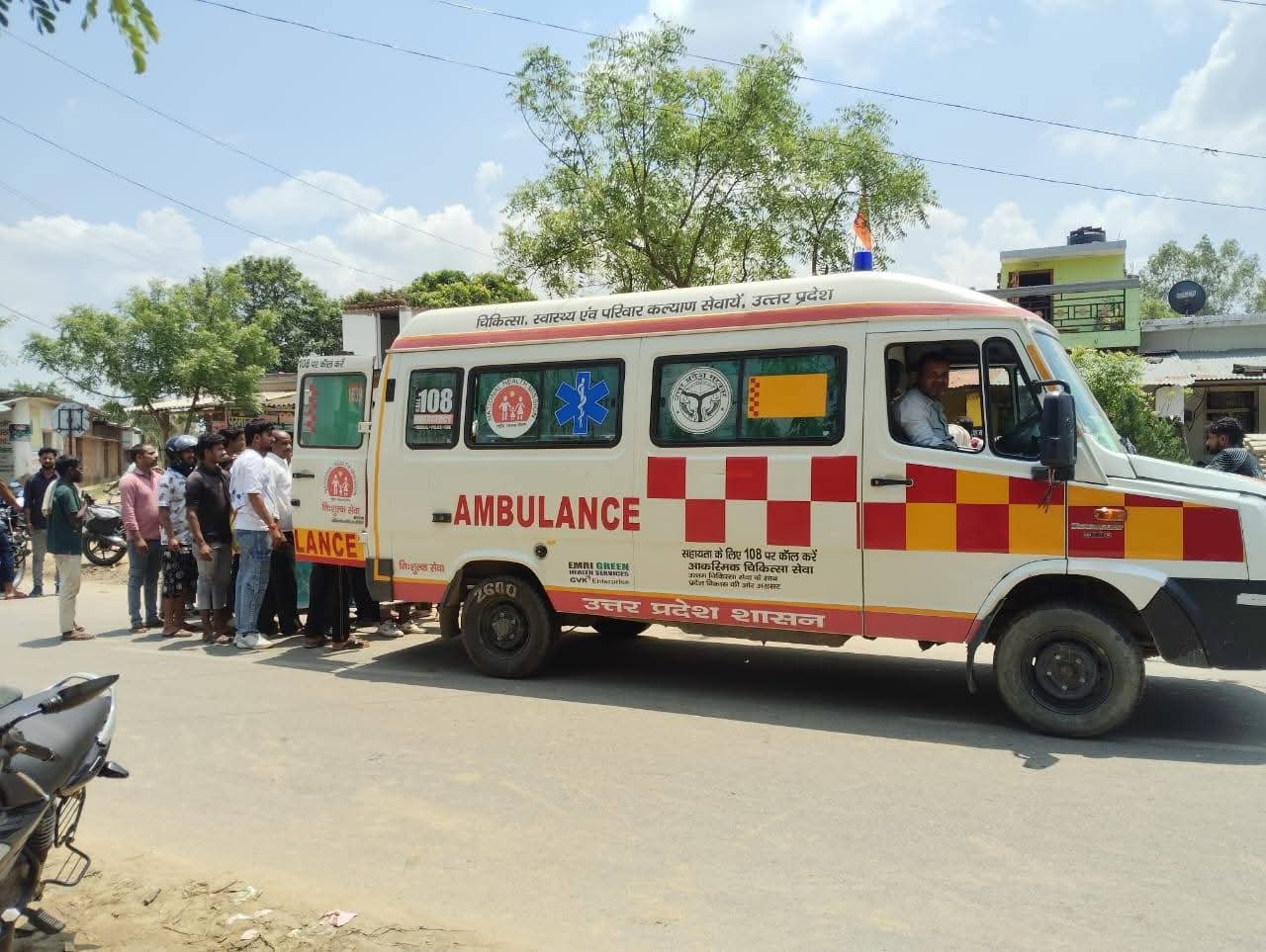 घोड़नामपुर चौराहे पर आमने-सामने भिड़ीं दो बाइकें, तीन गंभीर घायल