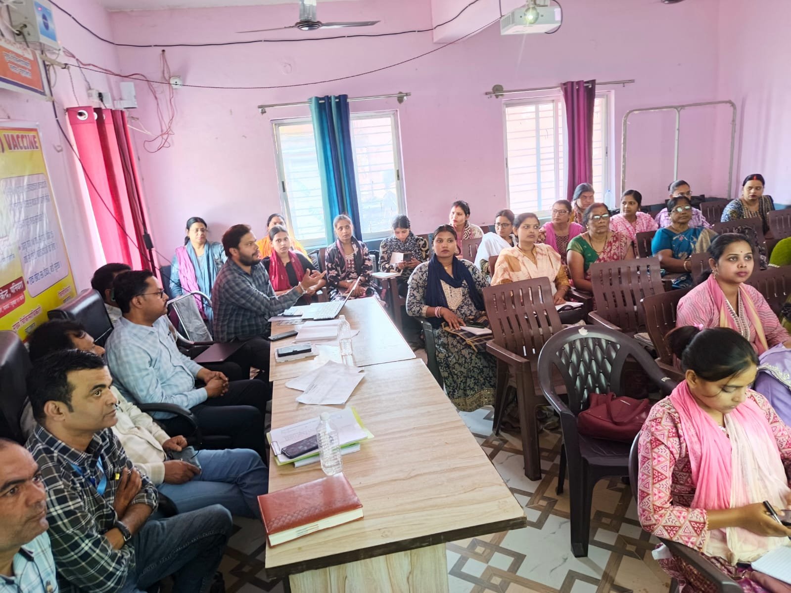 पनियरा PHC में नियमित टीकाकरण को लेकर एएनएम व पर्यवेक्षकों का हुआ प्रशिक्षण