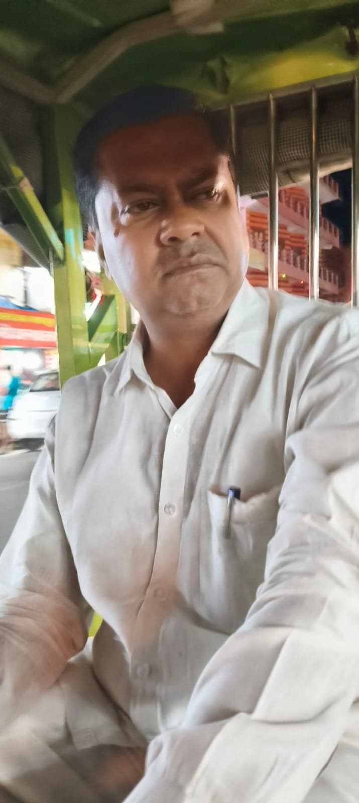 टुकटुक पर निकले युवा नेता, दिया ईंधन बचत और जनहित का संदेश