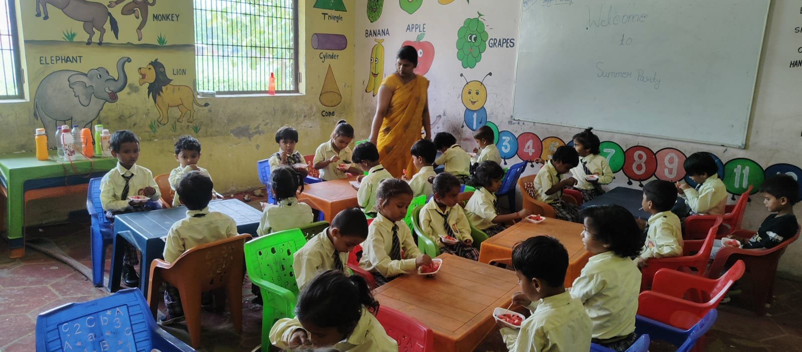 जी डी नेशनल स्कूल में मनाई गई वाटरमेलन पार्टी, बच्चों ने लिया गर्मी का आनंद<br>