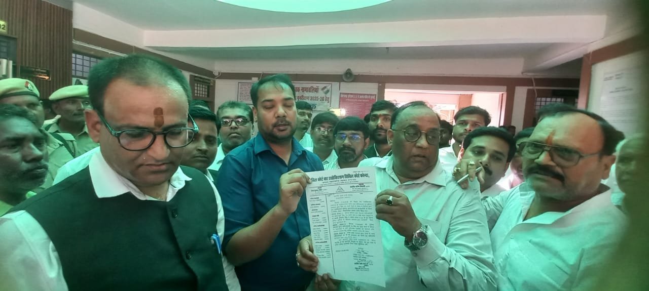 लखनऊ लाठीचार्ज के विरोध में फरेंदा के अधिवक्ताओं का प्रदर्शन, मुख्यमंत्री के नाम सौंपा ज्ञापन