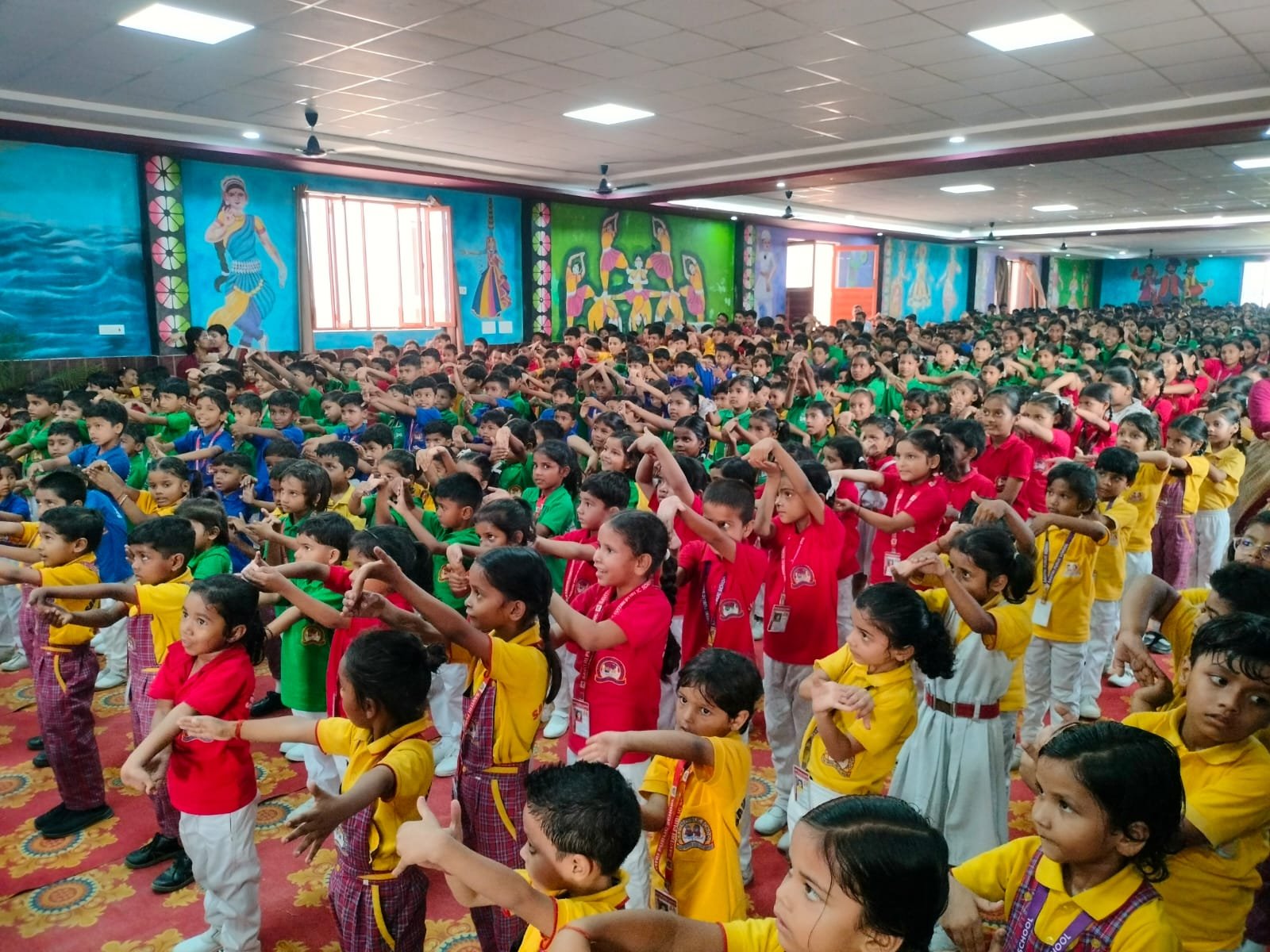 सावित्री पब्लिक स्कूल में तीन दिवसीय समर कैंप का आगाज, जादू के करतबों पर झूमे बच्चे