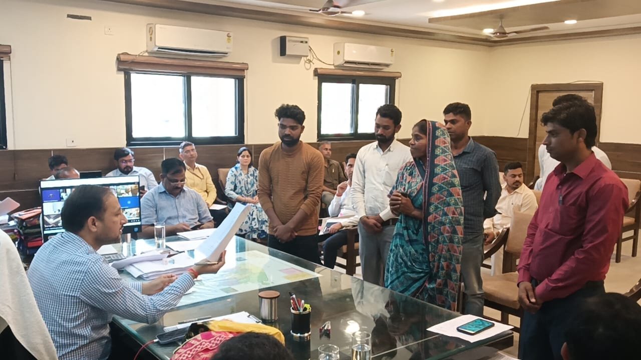 मां की सहमति से ही होगी अनुकंपा नियुक्ति, डीएम ने पुत्र को लगाई फटकार