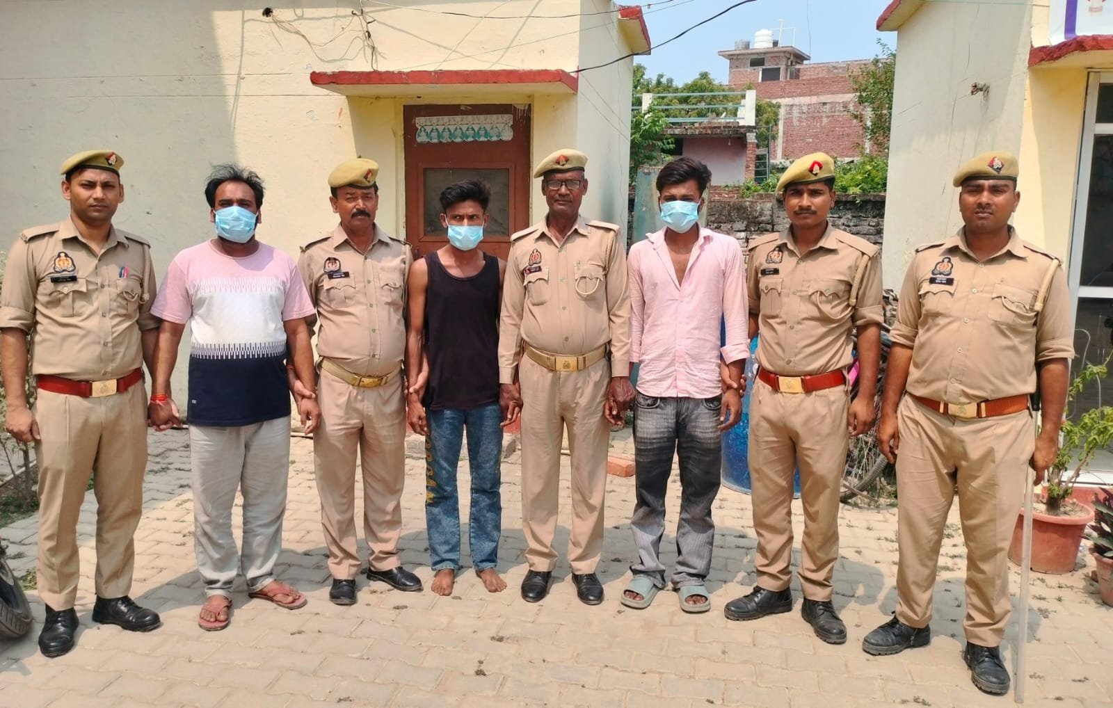 चोरी की 07 बैटरियों के साथ तीन गिरफ्तार, खरीददार दुकानदार भी दबोचा गया