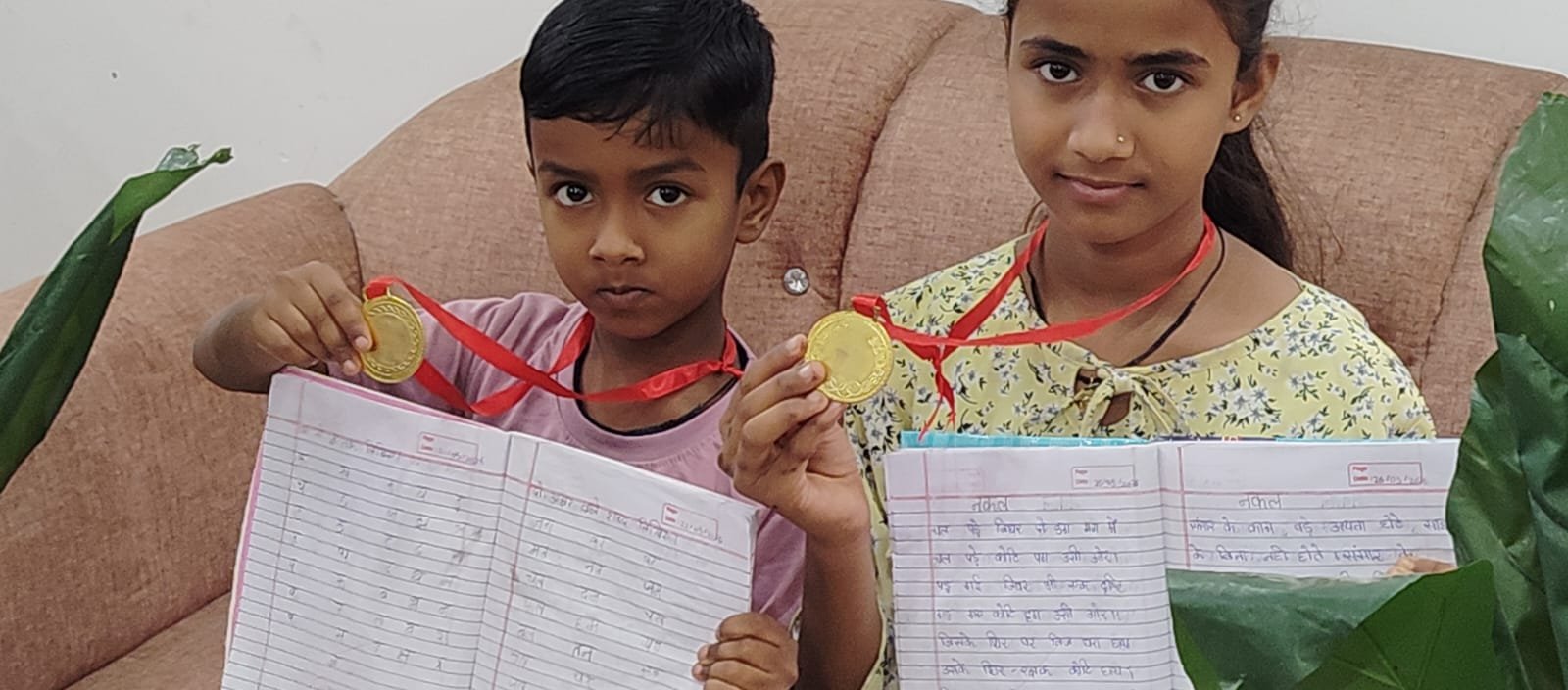 समर वेकेशन होमवर्क में अव्वल रहे आयांस व अमृता, गोल्ड मेडल से हुए सम्मानित