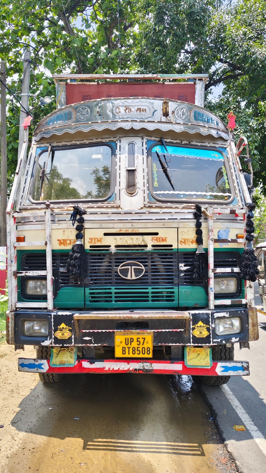सफेद बालू के अवैध परिवहन पर घुघली पुलिस का शिकंजा, दो ट्रक सीज