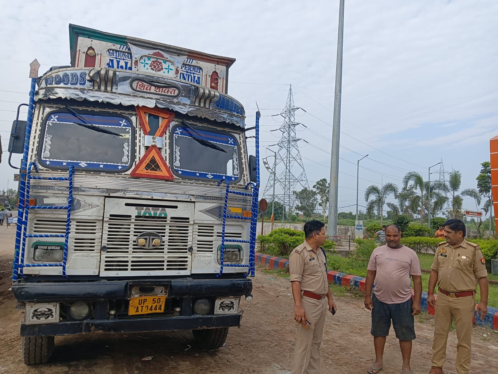 धर्मपुर चौराहे पर अवैध बालू लदा ट्रक सीज, पुलिस व ARTO की संयुक्त कार्रवाई