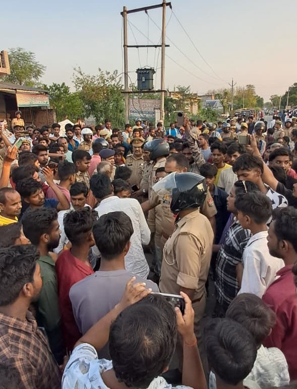 करंट से युवक की मौत पर बवाल, सड़क पर शव रखकर किया प्रदर्शन