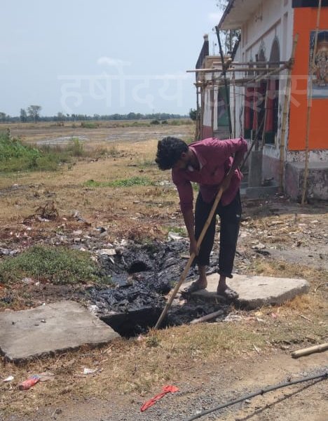 खबर का असर: दुर्गा मंदिर के पास जाम नाली की सफाई शुरू